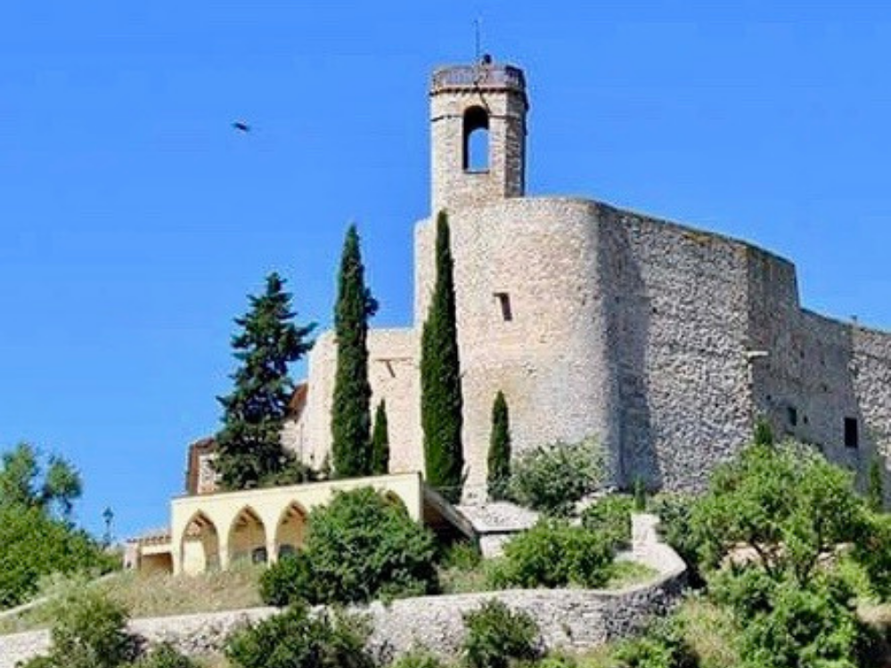 Montfalcó Murallat , puerta principal custodiada por dos majestuosos cipreses