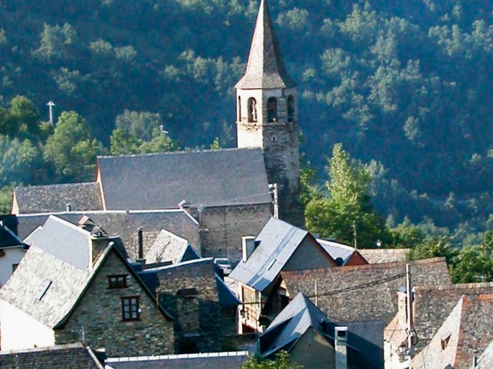 Bagergue, tejados típicos de alta montaña campanario al fondo
