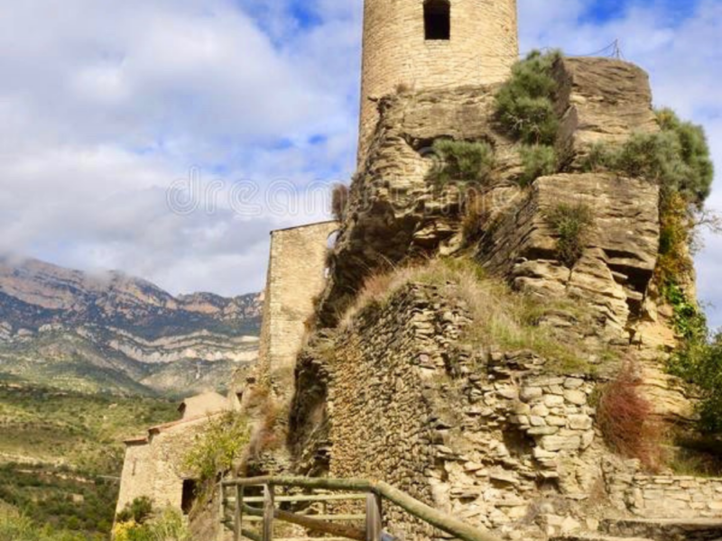 Baronía de Sant Oïsme, vista de una torre de defensa y al fondo la sierra del Montsec