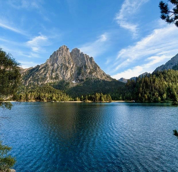 Parc Nacional d'Aigüestortes i l’Estany de Sant Maurici lago de aguas cristalinas en alta montaña