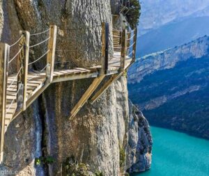 Excursió Congost de Mont-Rebei, passarel·les penjants a la muralla natural del congost