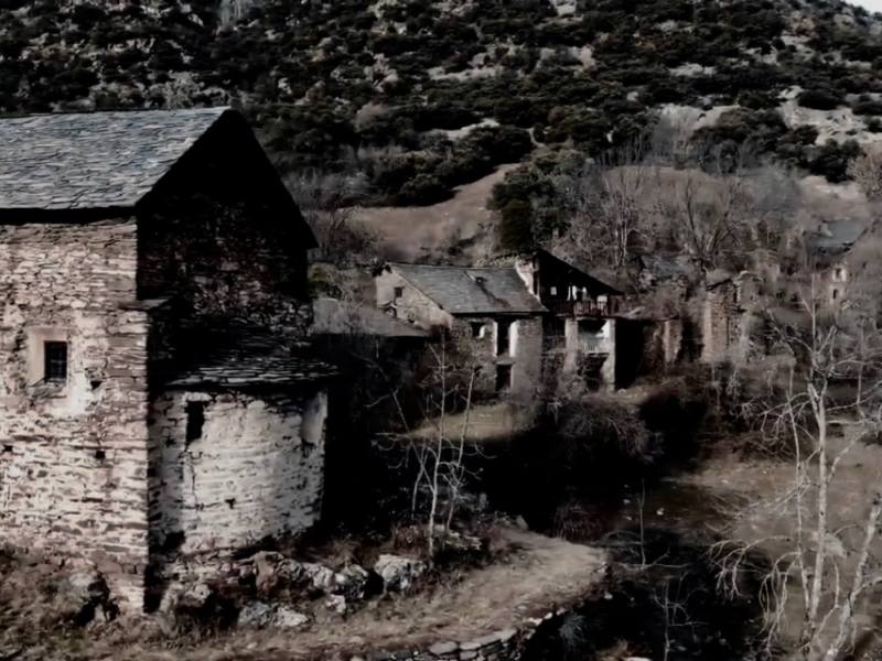 Besanconjunt de cases abandonades típica construcció d'alta muntanya, teulades de pissarra i balcons de fusta
