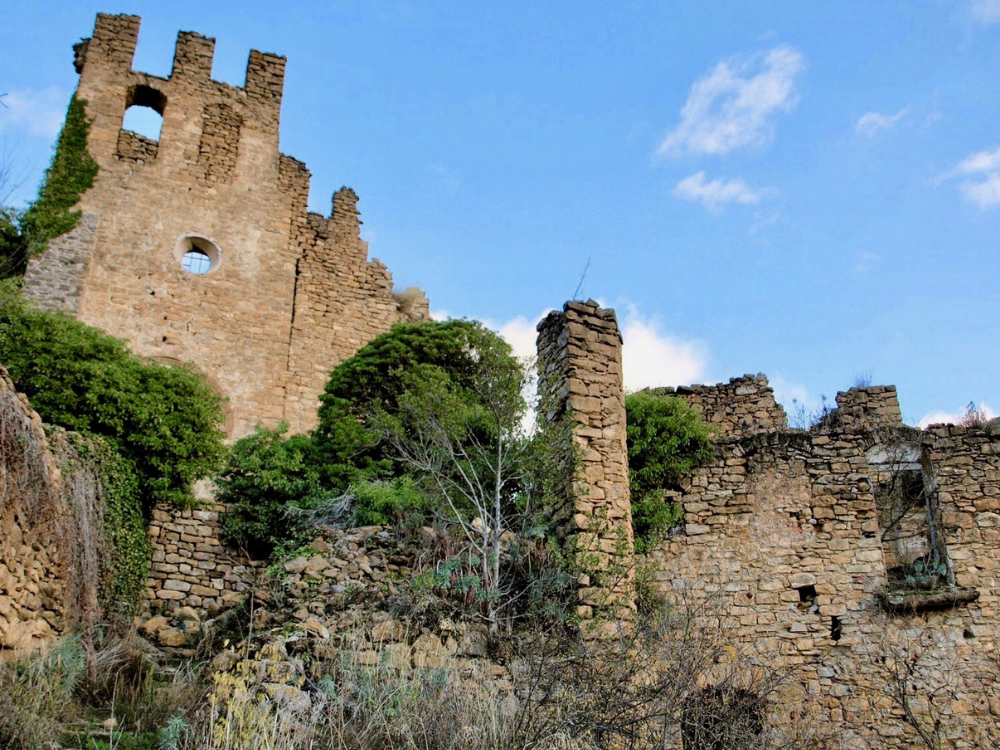 Torreón del castillo de Aramunt Vell en ruinas