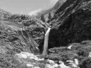 Cascada de Riqüerna o de RusPaisatge d'alta muntanya al centre, al fons, gran cascada amb dos avets al cim
