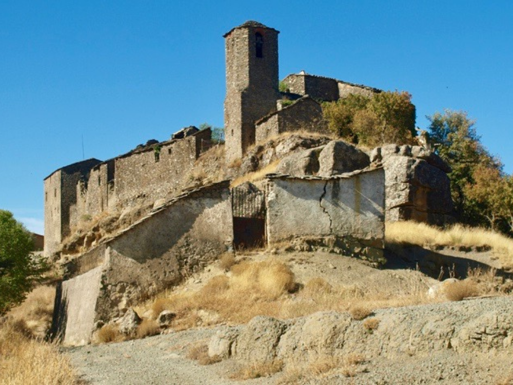 Sant Pere de Claramunt, Camino de tierra para llegar a un pequeño conjunto de casas,en el centro el campanario