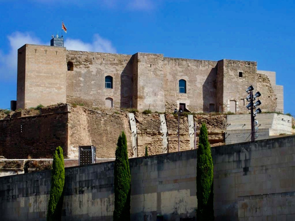Castell del Rei - La Suda, vista general del castillo, con tres cipreses en línea al lado de la muralla