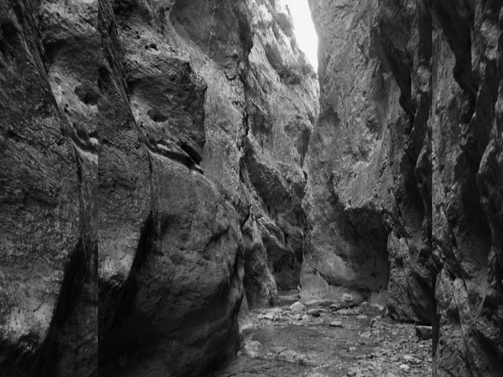 Forat d'Abella - Lo Foradot, a narrow and high grotto where the water opens a narrow path.