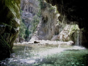 Gorg del Bulí, mágnifica vista desde una cueva con saltos de agua. Al fondo vista del río deslizándose dentro del barranco.