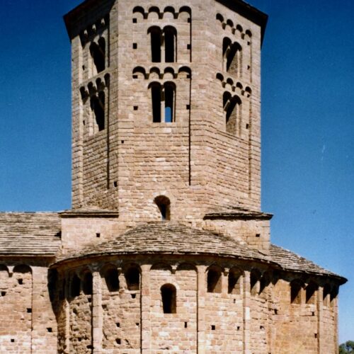Vista detallada de la torre de la col·legiata de Sant Pere de Ponts, es veuen els seus tres absis que emmurallen la torre. Un monument espectacular en un estat perfecte. Cel blau brillant