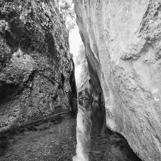 Paso estrecho de rocas lisas donde pasa el río Rialb.Foto en blanco y negro