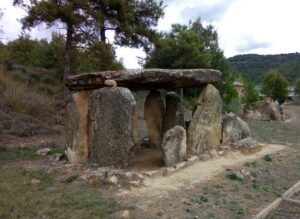 Entire view of the dolmen with its side walls (smooth stones) and its roof, also with a large smooth stone completely covered with oval stones.