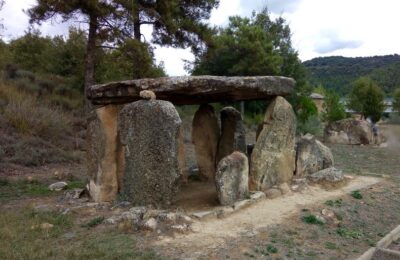 Entire view of the dolmen with its side walls (smooth stones) and its roof, also with a large smooth stone completely covered with oval stones.