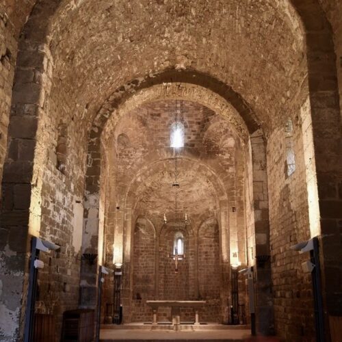 Vista interior de l'absis central de la col·legiata de Sant Pere de Ponts