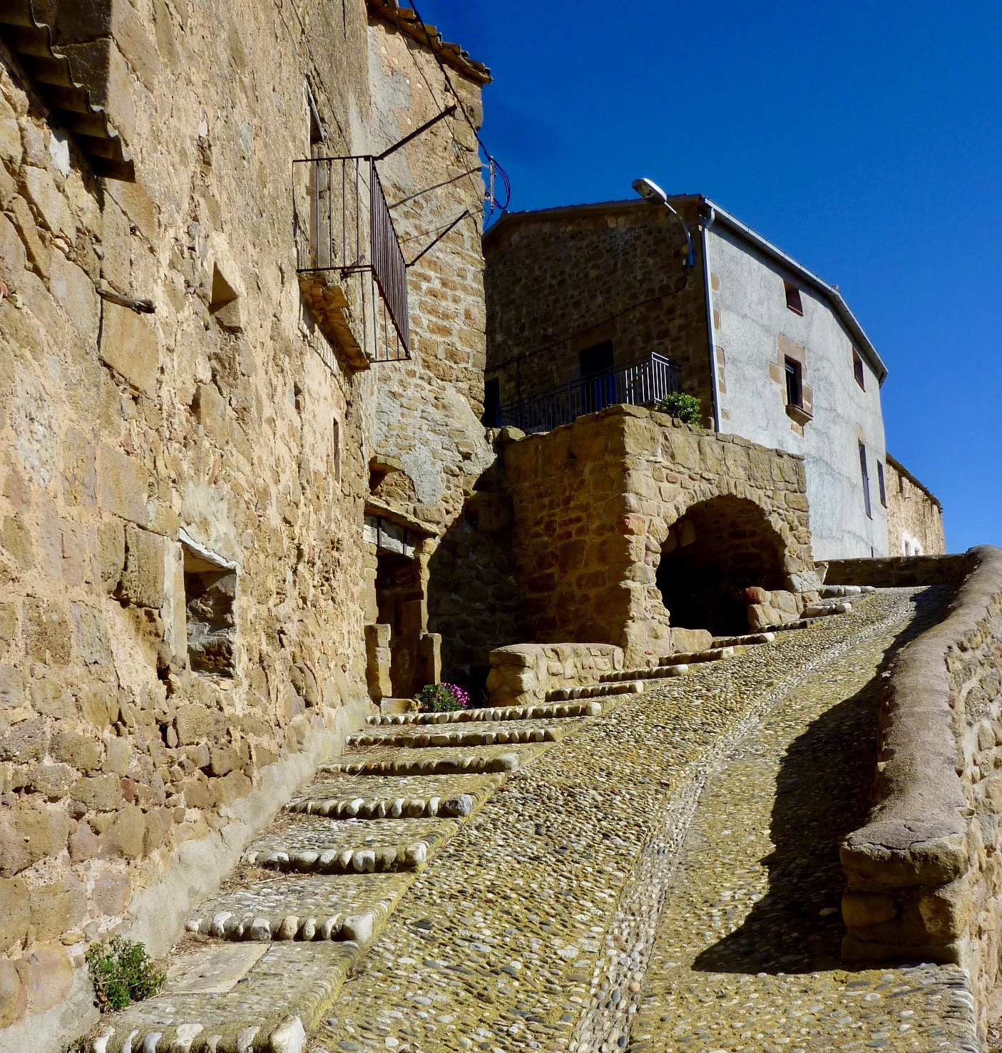 Detalle del pueblo de Politg, escaleras de piedra y fachada de casa antigua