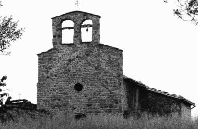 Fachada de la iglesia del pueblo de Vilaplana
