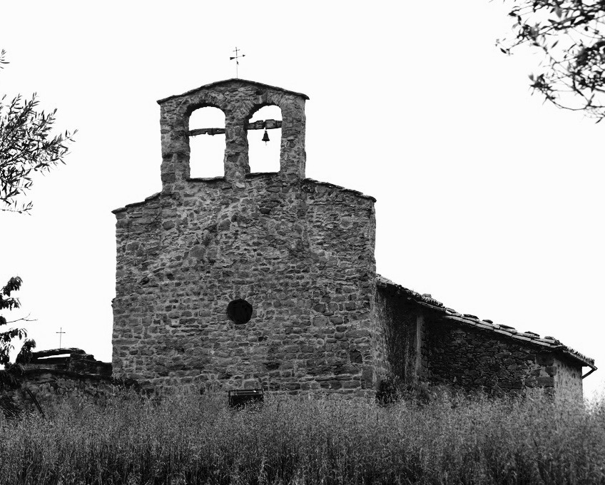Fachada de la iglesia del pueblo de Vilaplana