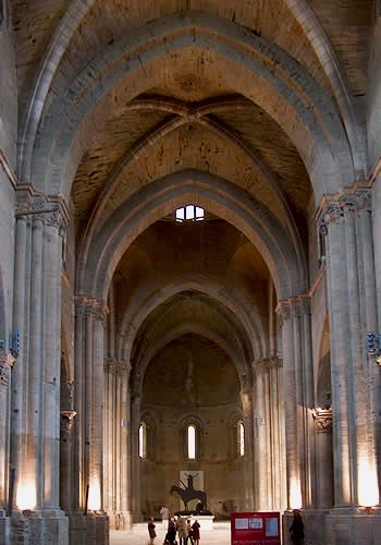 Interior de la Seu Vella amb els seus majestuosos arcs